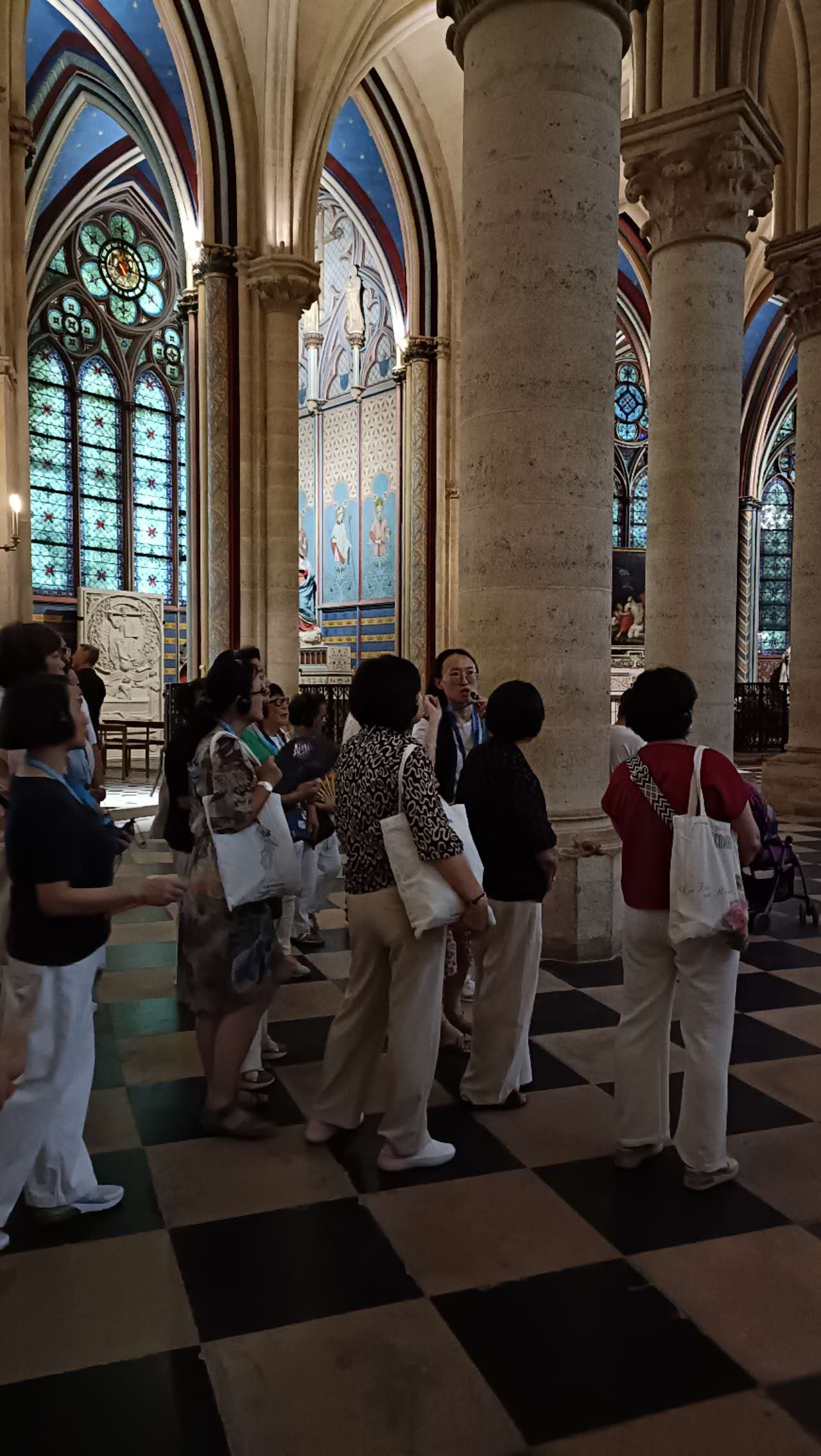 Des visiteurs Chinois découvrent la cathédrale Notre-Dame de Paris à l'occasion de la première visite guidée CASA en mandarin depuis l'incendie.